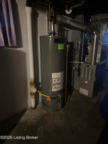 8111 Ardenia Ln, Louisville, KY 40228