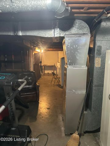 8111 Ardenia Ln, Louisville, KY 40228