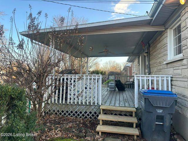 8111 Ardenia Ln, Louisville, KY 40228