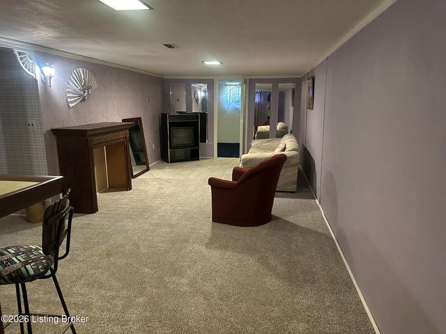 8111 Ardenia Ln, Louisville, KY 40228