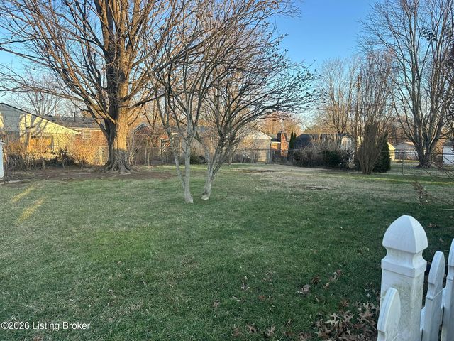 8111 Ardenia Ln, Louisville, KY 40228