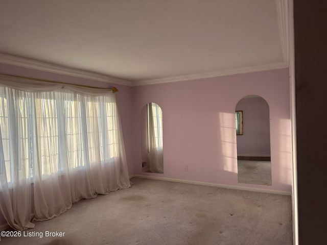 8111 Ardenia Ln, Louisville, KY 40228