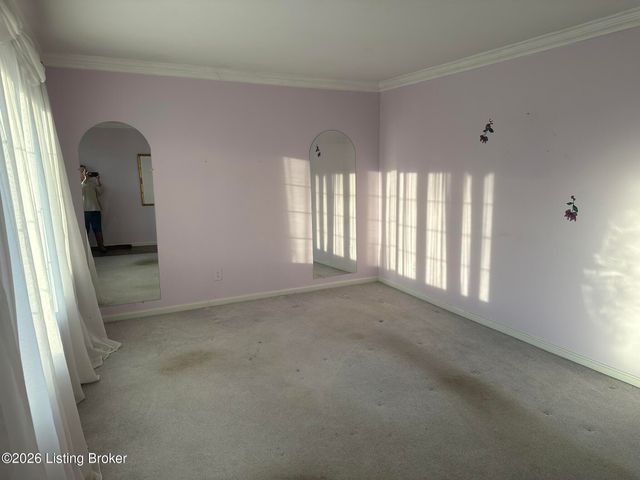 8111 Ardenia Ln, Louisville, KY 40228