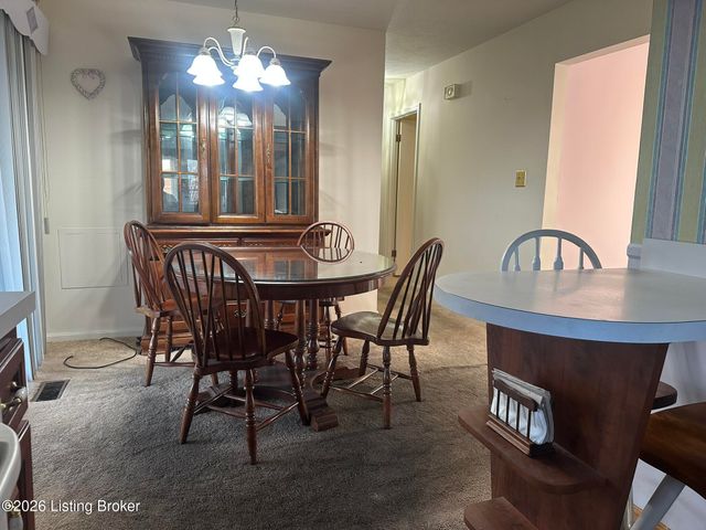 8111 Ardenia Ln, Louisville, KY 40228