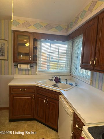 8111 Ardenia Ln, Louisville, KY 40228