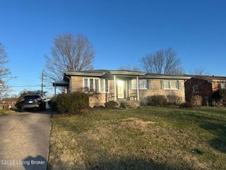 8111 Ardenia Ln, Louisville, KY 40228