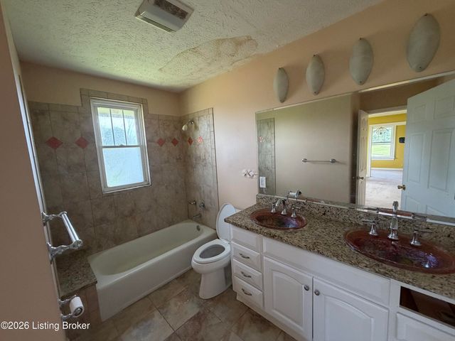 3400 S Camden Ln, Crestwood, KY 40014