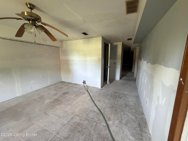 3400 S Camden Ln, Crestwood, KY 40014