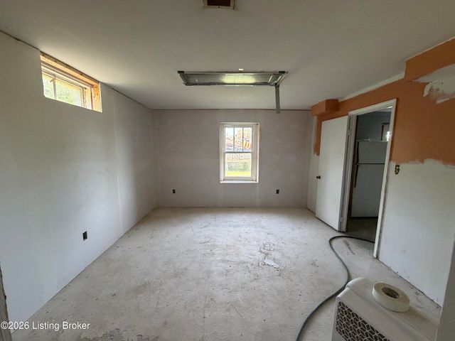 3400 S Camden Ln, Crestwood, KY 40014