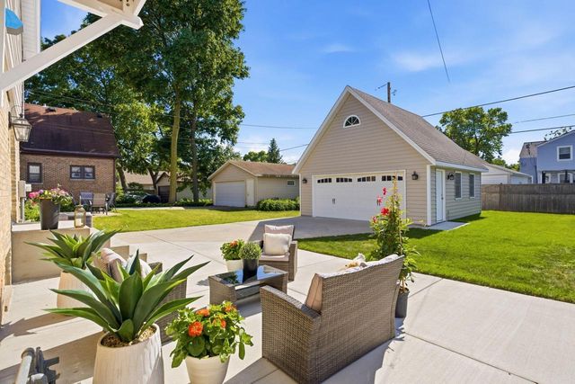 5159 N Santa Monica BOULEVARD, Whitefish Bay, WI 53217