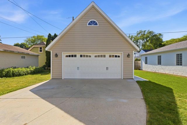 5159 N Santa Monica BOULEVARD, Whitefish Bay, WI 53217
