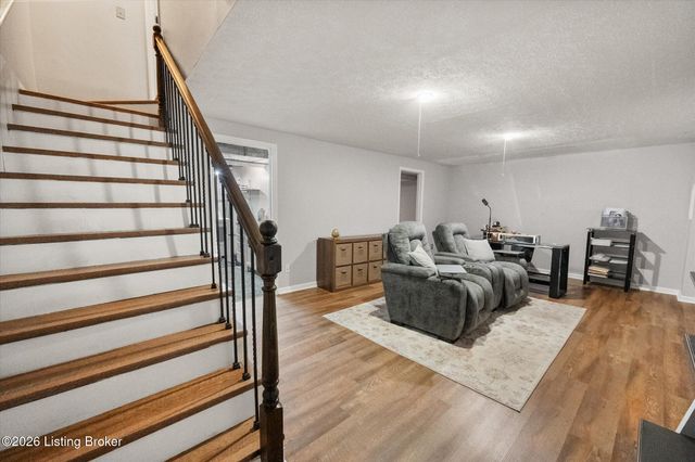 3008 Freys Hill Rd, Louisville, KY 40241