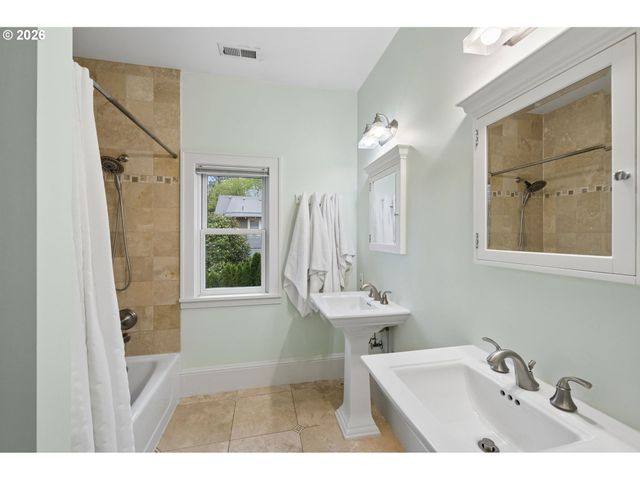 2436 Ne 44TH Ave, Portland, OR 97213