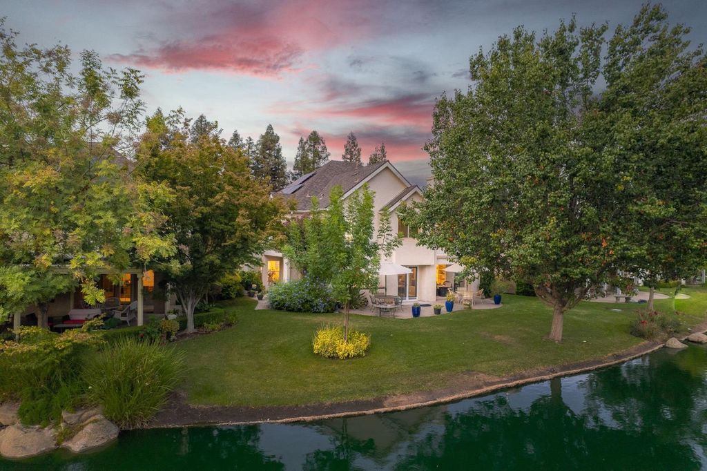 Image 10 of property listing at 3077 W Pembrook, Fresno, CA 93711