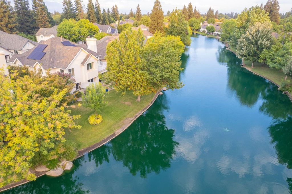 Image 12 of property listing at 3077 W Pembrook, Fresno, CA 93711