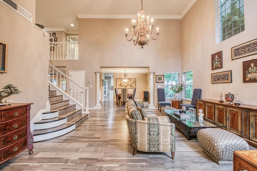 Image 13 of property listing at 3077 W Pembrook, Fresno, CA 93711