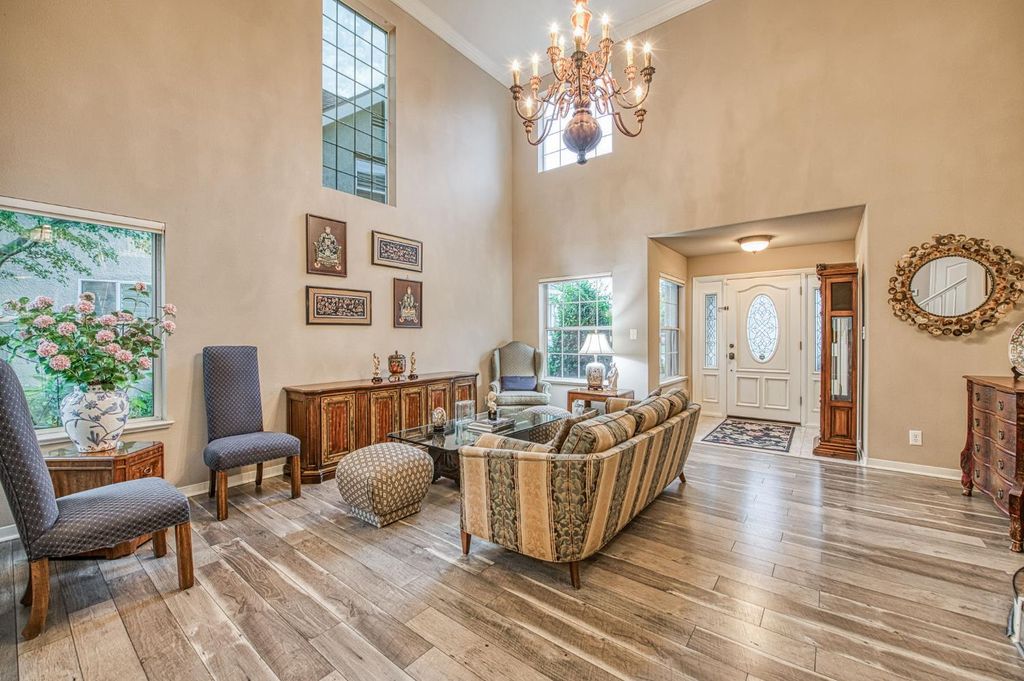 Image 15 of property listing at 3077 W Pembrook, Fresno, CA 93711