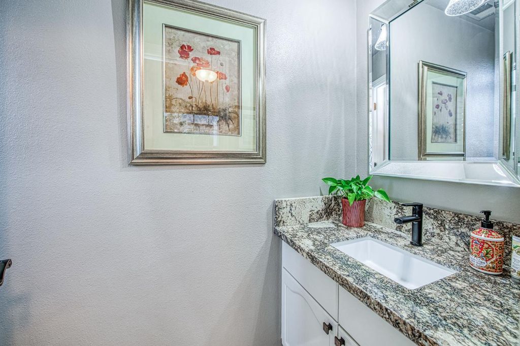 Image 18 of property listing at 3077 W Pembrook, Fresno, CA 93711