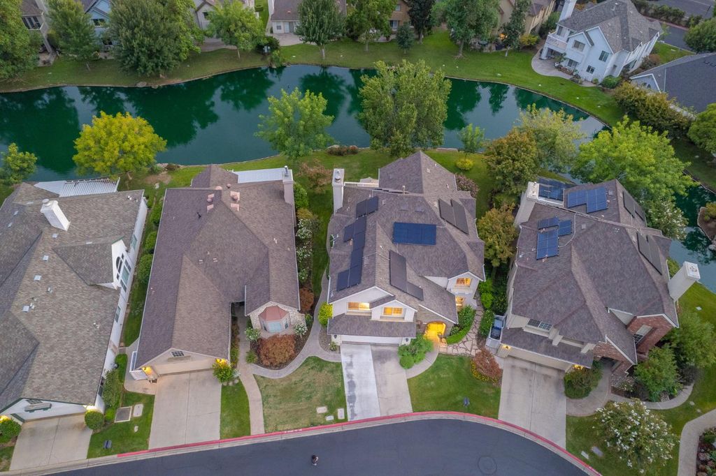 Image 3 of property listing at 3077 W Pembrook, Fresno, CA 93711