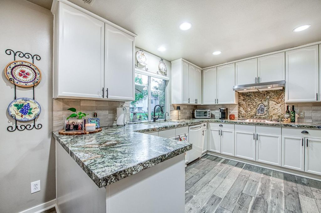 Image 32 of property listing at 3077 W Pembrook, Fresno, CA 93711