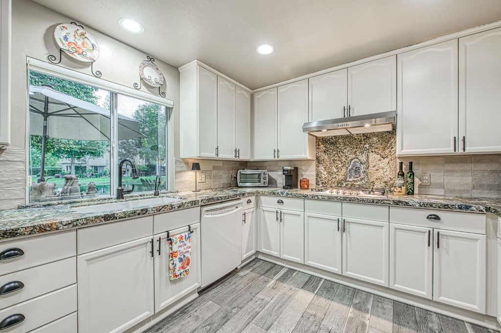 Image 33 of property listing at 3077 W Pembrook, Fresno, CA 93711