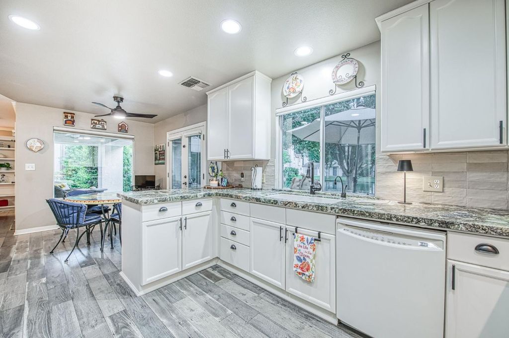 Image 34 of property listing at 3077 W Pembrook, Fresno, CA 93711