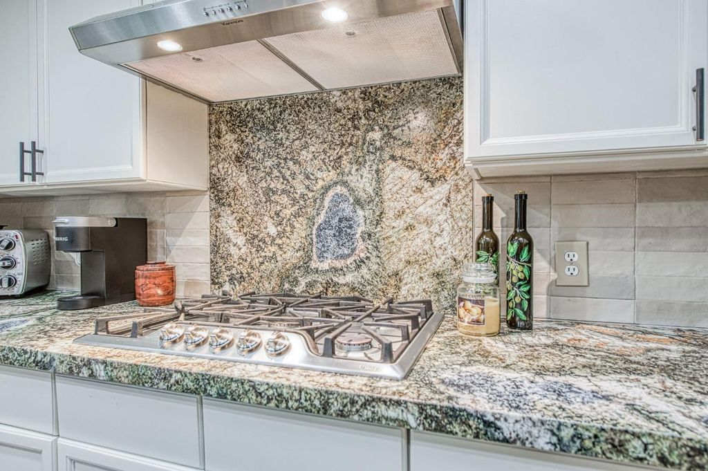 Image 35 of property listing at 3077 W Pembrook, Fresno, CA 93711