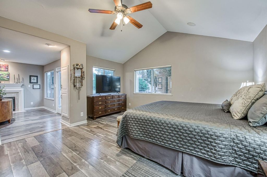 Image 39 of property listing at 3077 W Pembrook, Fresno, CA 93711