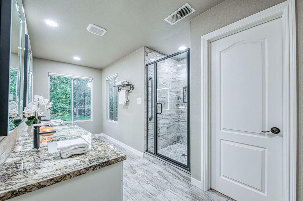 Image 40 of property listing at 3077 W Pembrook, Fresno, CA 93711