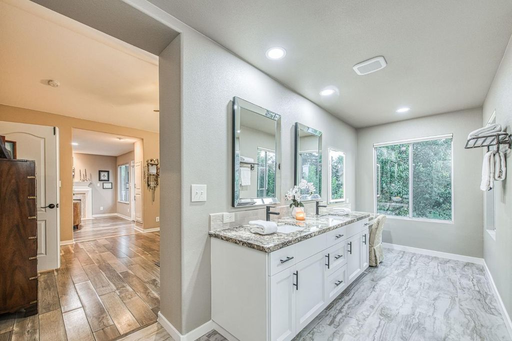 Image 41 of property listing at 3077 W Pembrook, Fresno, CA 93711