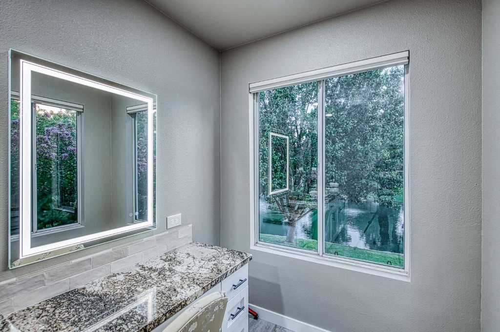 Image 42 of property listing at 3077 W Pembrook, Fresno, CA 93711