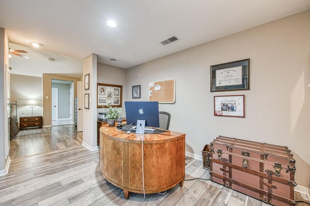 Image 44 of property listing at 3077 W Pembrook, Fresno, CA 93711