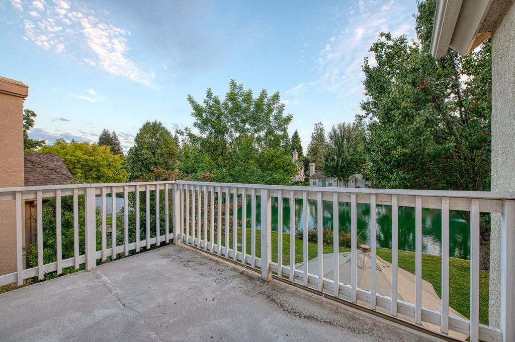 Image 46 of property listing at 3077 W Pembrook, Fresno, CA 93711