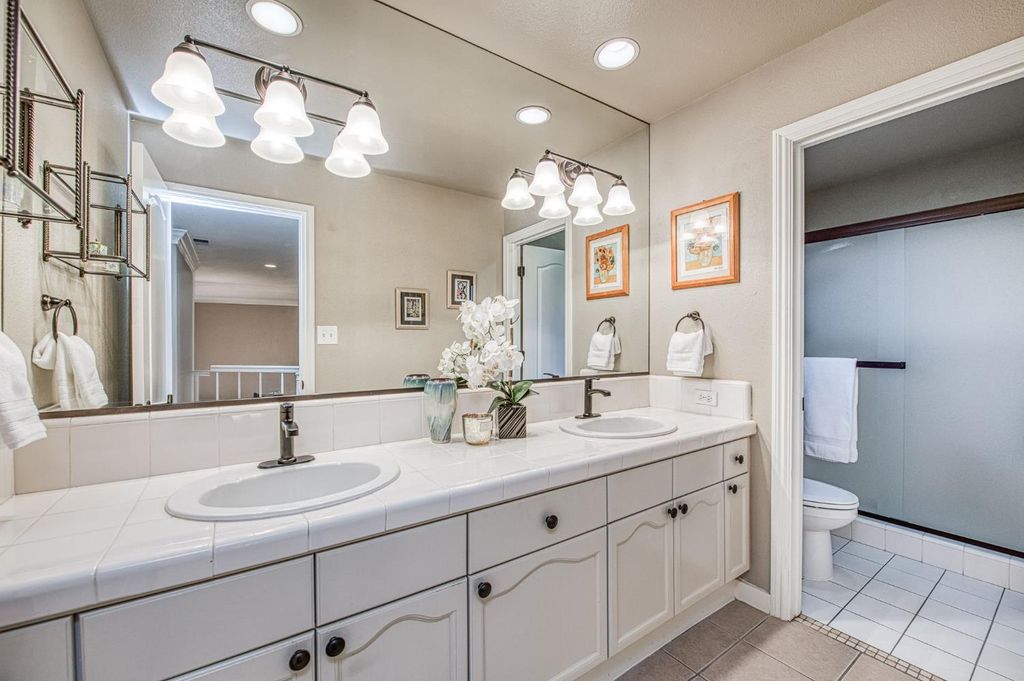 Image 49 of property listing at 3077 W Pembrook, Fresno, CA 93711