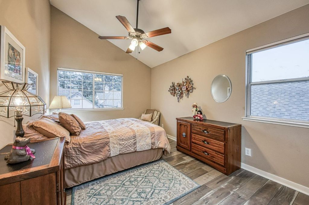 Image 50 of property listing at 3077 W Pembrook, Fresno, CA 93711