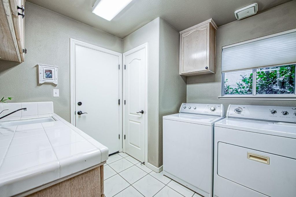 Image 52 of property listing at 3077 W Pembrook, Fresno, CA 93711