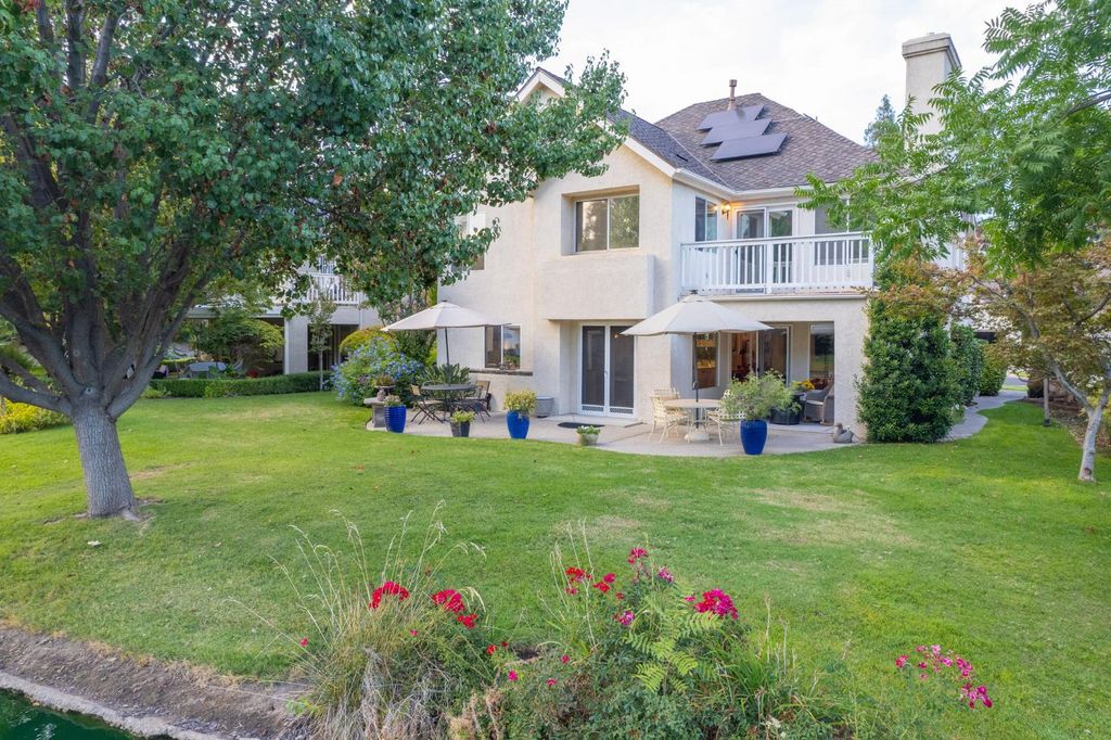 Image 8 of property listing at 3077 W Pembrook, Fresno, CA 93711