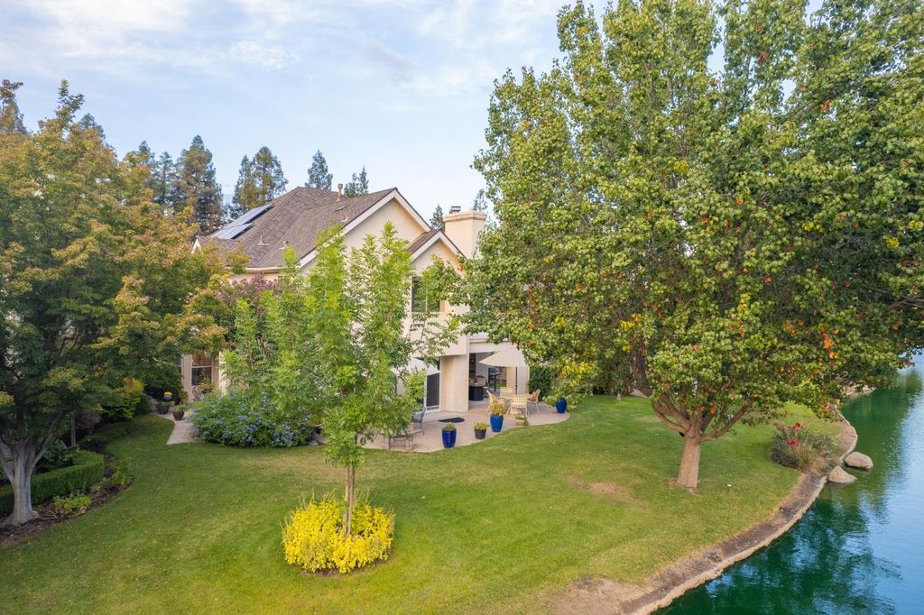 Image 9 of property listing at 3077 W Pembrook, Fresno, CA 93711