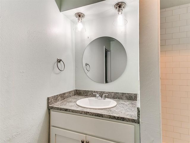 6704 N Meridian Avenue e, Oklahoma City, OK 73116