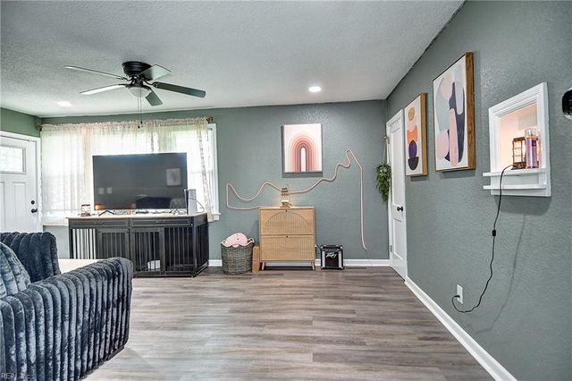 1752 Garden DR, Virginia Beach, VA 23454