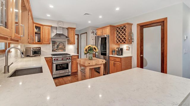 181 Landing Lane, Baiting Hollow, NY 11933