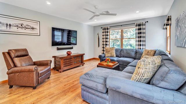 181 Landing Lane, Baiting Hollow, NY 11933