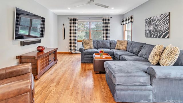 181 Landing Lane, Baiting Hollow, NY 11933