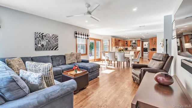 181 Landing Lane, Baiting Hollow, NY 11933