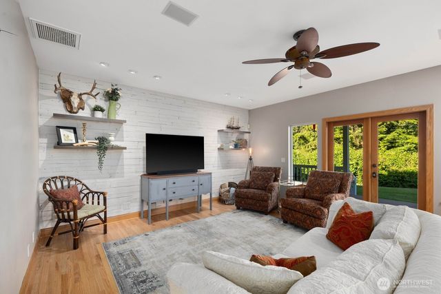 3605 214th Avenue E, Lake Tapps, WA 98391