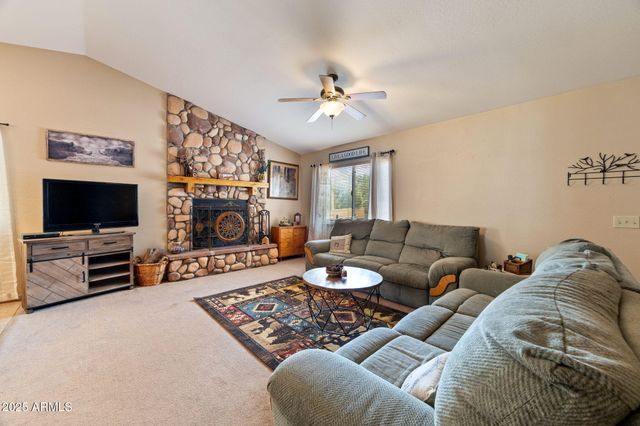 2086 PINEWOOD Drive, Overgaard, AZ 85933