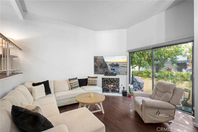 21145 Lassen 3, Chatsworth, CA 91311