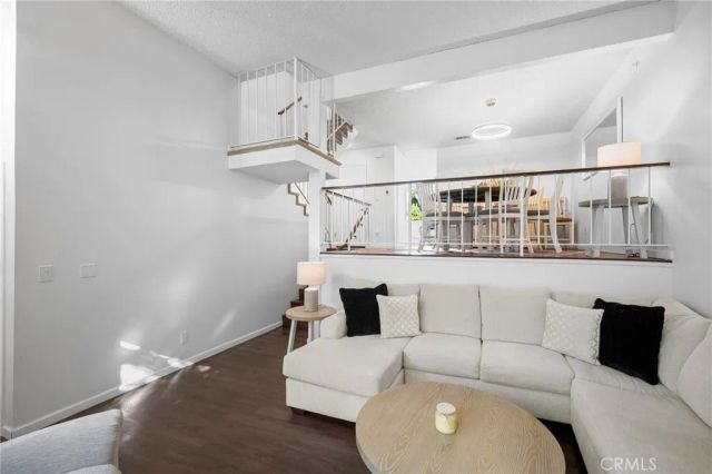 21145 Lassen 3, Chatsworth, CA 91311