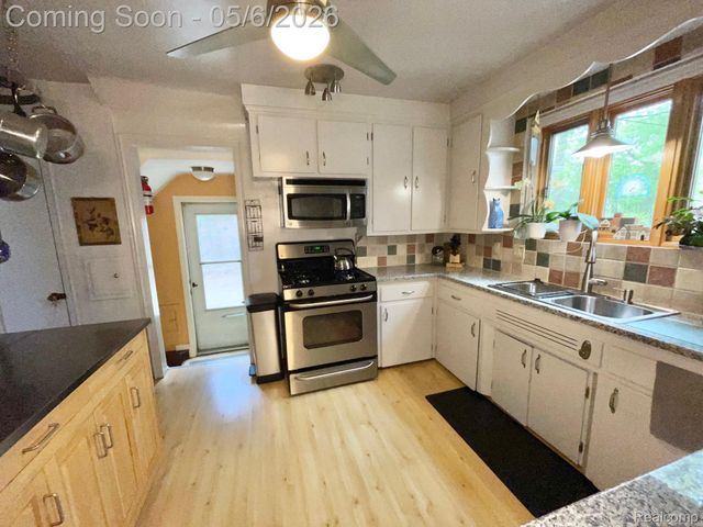 2826 Bamlet Road, Royal Oak, MI 48073