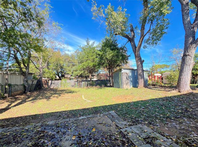 623 Bentwood Drive, Lewisville, TX 75067